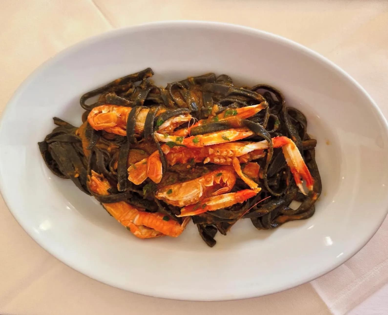 Tagliolini al nero di seppia con scampi