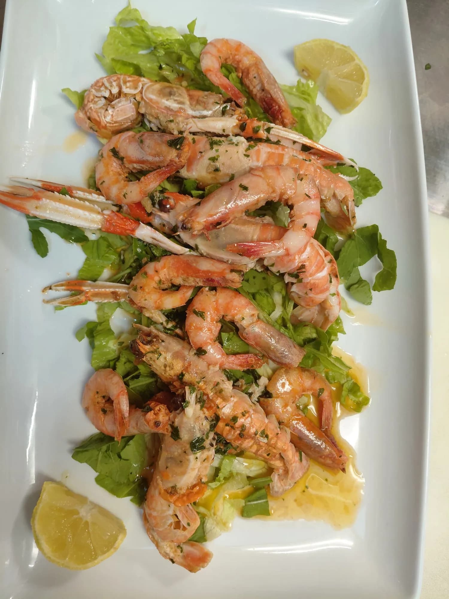 Gamberetti saltati con insalata