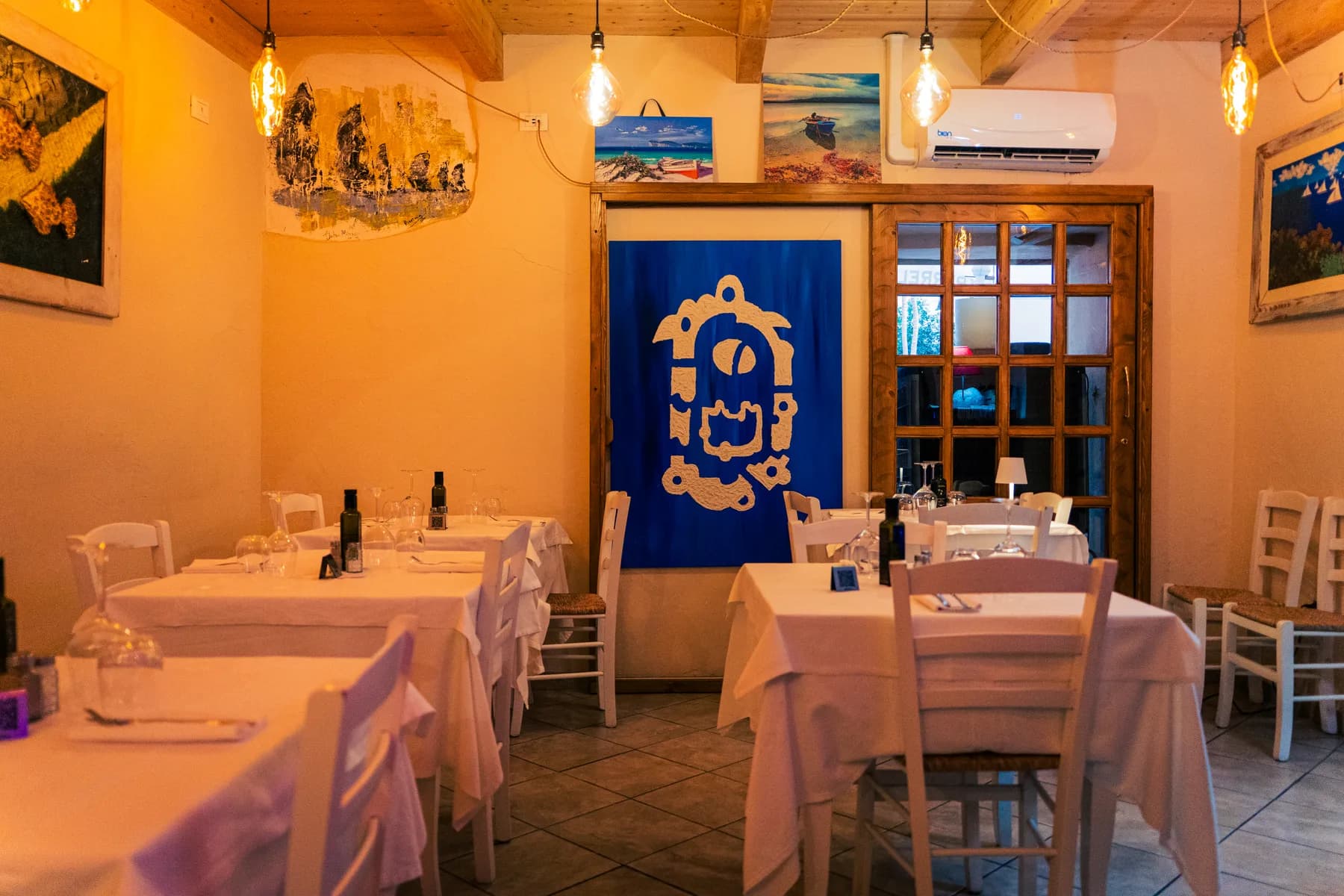 La sala interna dell'hostaria