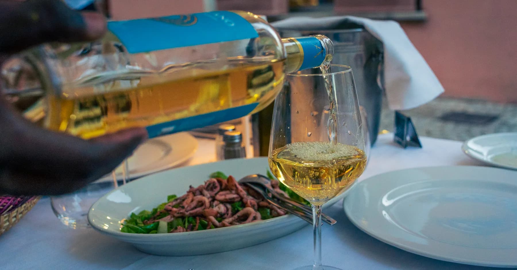 Vermentino versato al tavolo